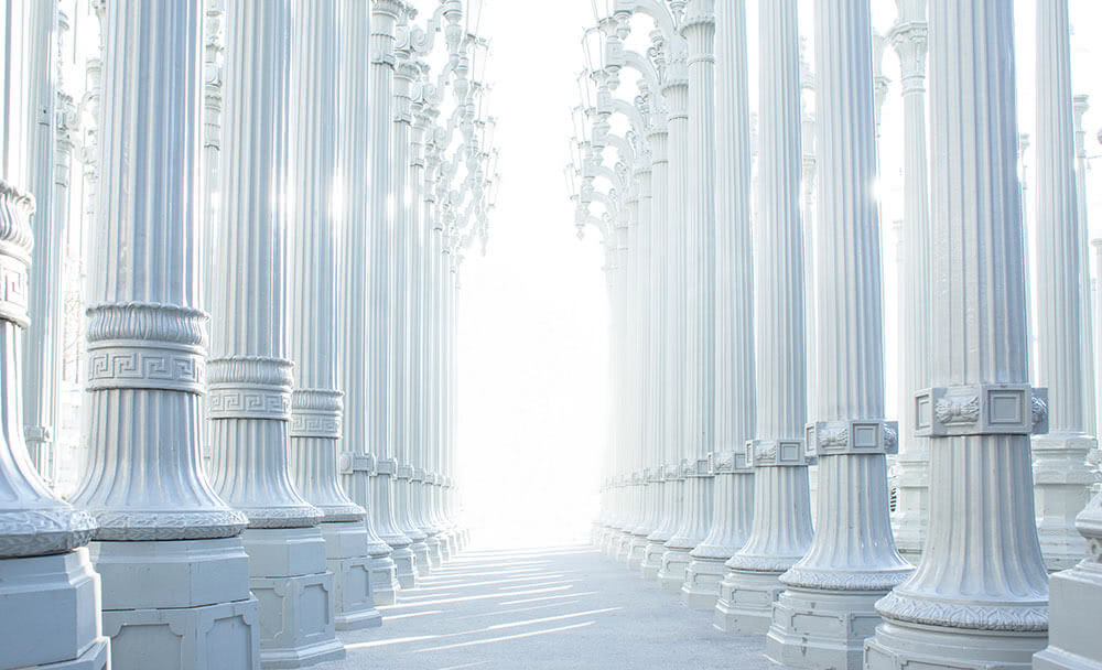 Colonnes blanches dans un palais de justice