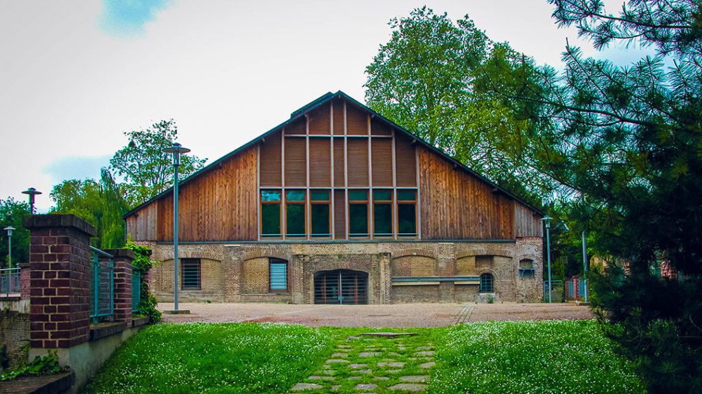 Façade arrière et entrée de la Cave