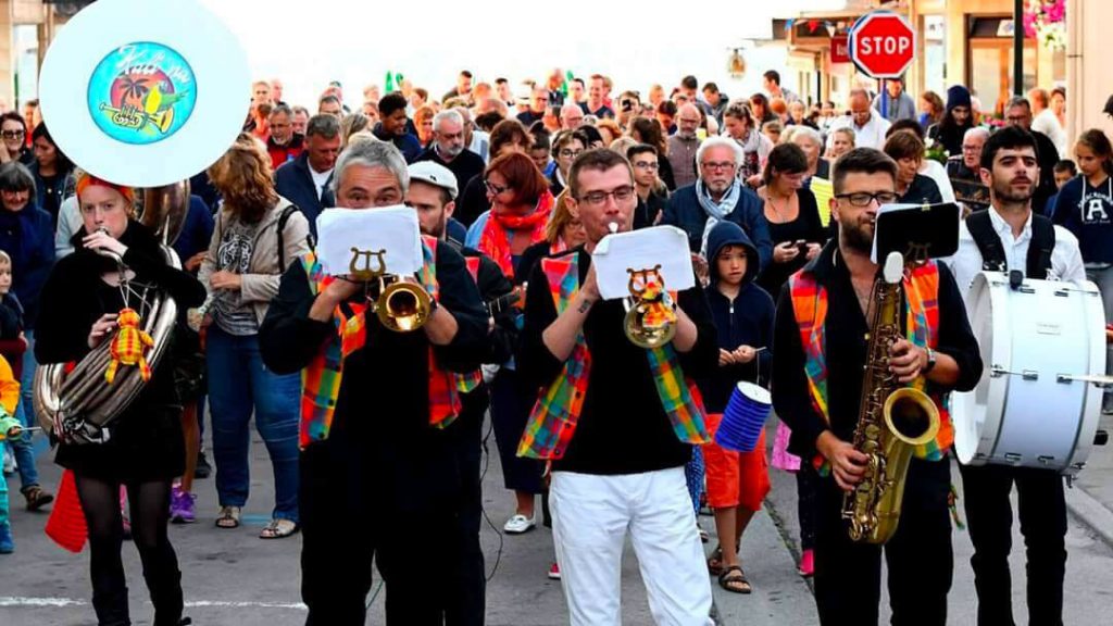Rentrée culturelle.
Déambulation de la Fanfare Kali'na.