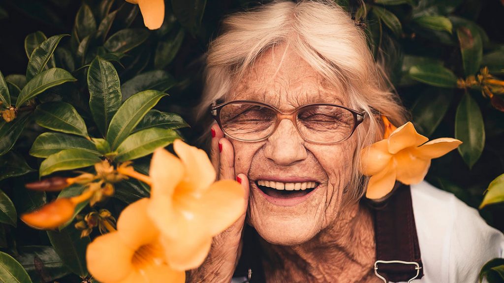 Femme âgée dans son jardin