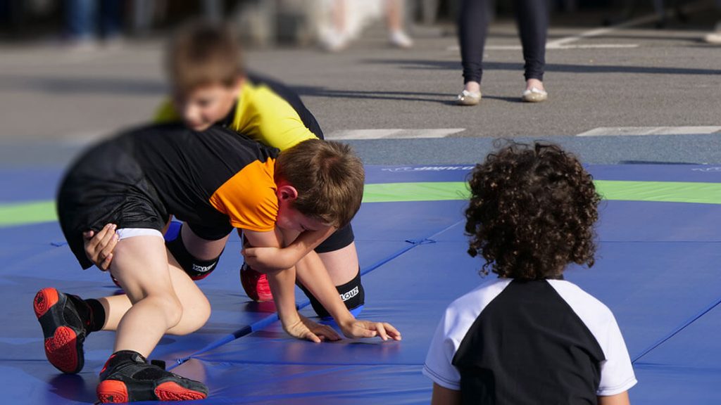 Démonstration de lutte sur le village des associations