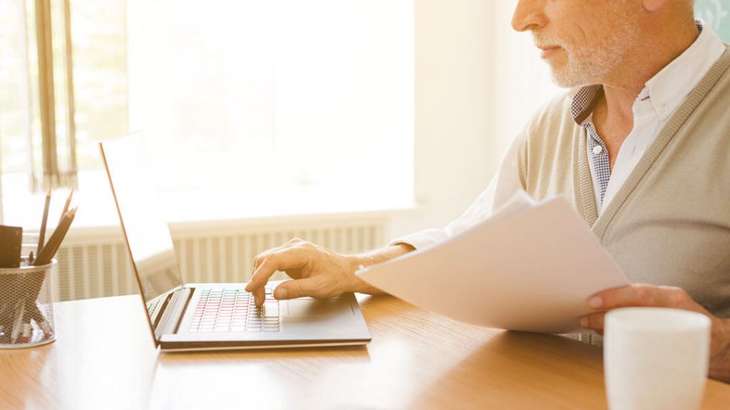 Senior devant son ordinateur.
Aides aux personnes âgées