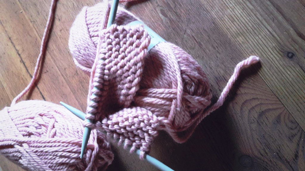 Laine rose et tricot