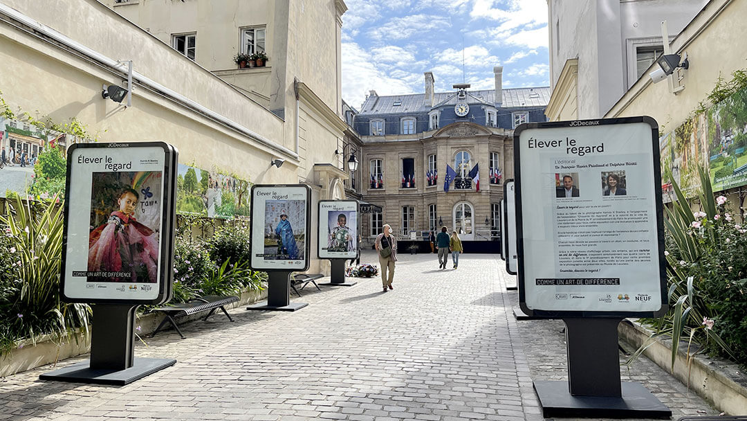 Dans la cour de la Mairie de Paris 9