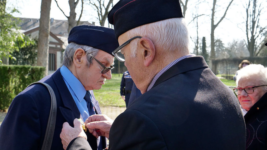 L’insigne de Porte-Drapeau « 30 ANS » sera remis par Monsieur Jean CORNU Président de la FNACA à Monsieur Alexandre LEGRAND du Comité de Louviers