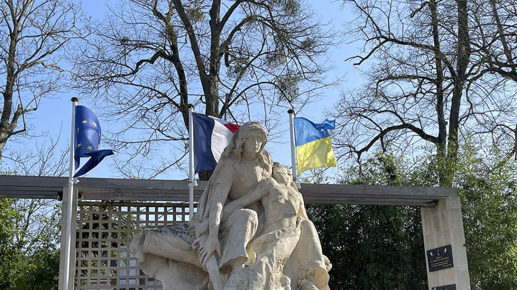 Monument aux Morts et drapeau ukrainien