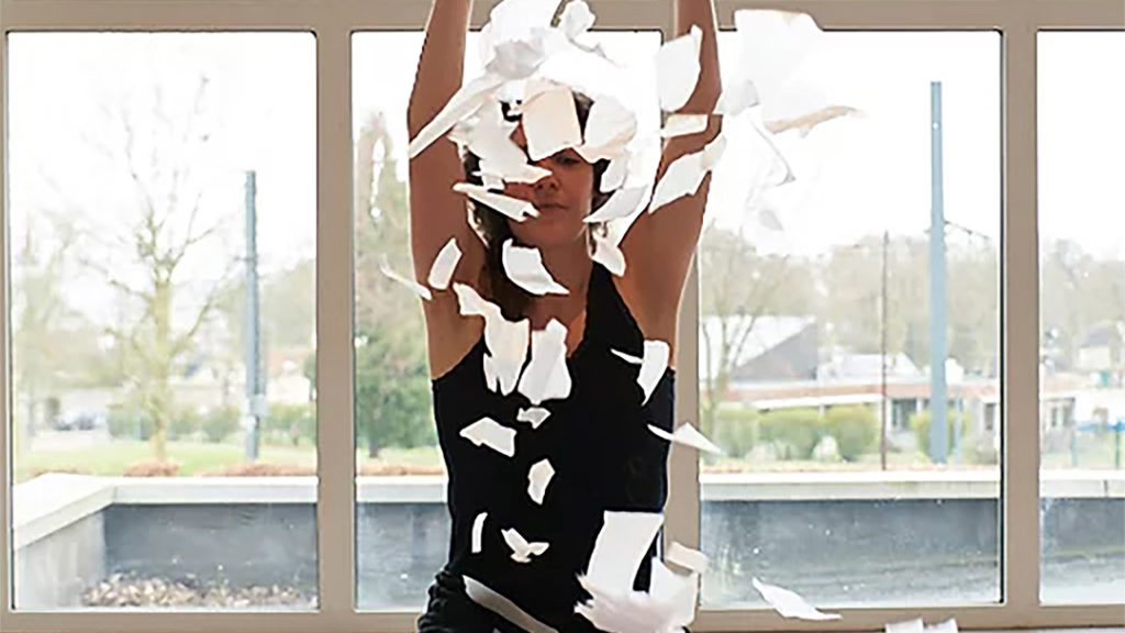 Papier dansé. Une danseuse s’installe, elle invite le spectateur dans des espaces choisis, dialogue, danse avec le papier : petits rouleaux, longues feuilles de krafts blanc, pétales de papier de soie.