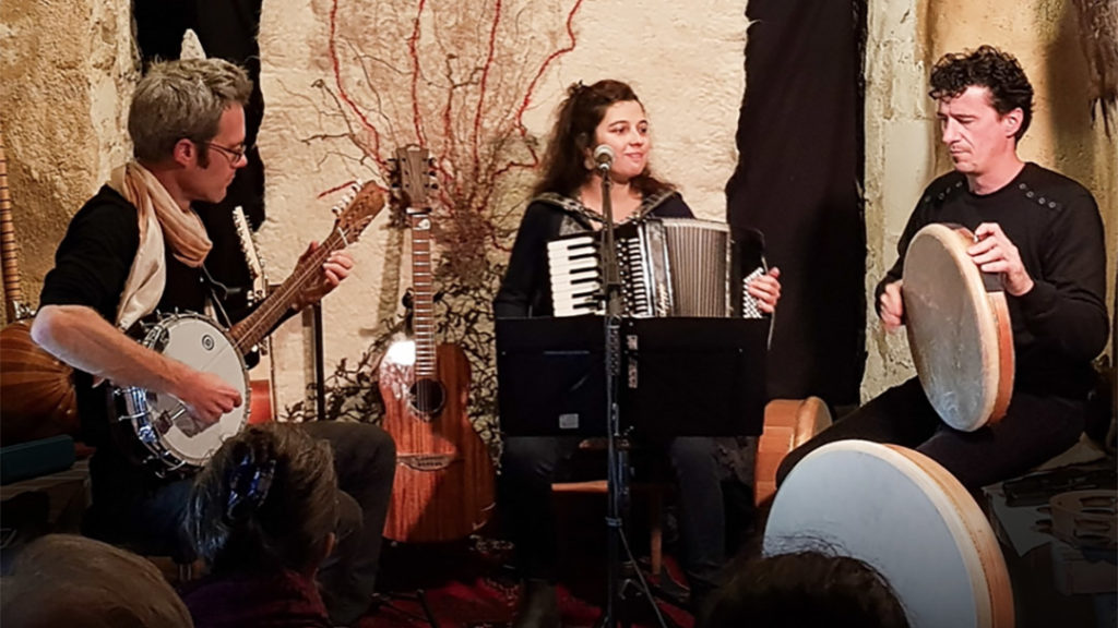 Tour du monde avec le trio Zaatar. C'est le mélange savoureux des chants turcs, kurdes et grecs de Léa Desaunay et des cordes multiples de Jean Desaire, passionné de musique indienne et indonésienne. Vincent Couprie les rejoint à la percussion d'influence orientale.