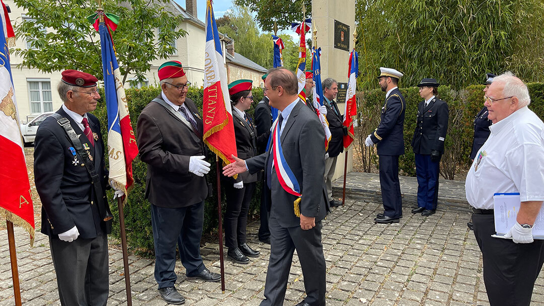Le Maire de Louviers salue les porte-drapeaux