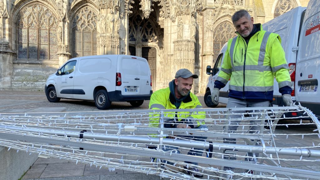 Wilfried Meriaux et Arnaud Walek installent les décorations sur la place du Parvis.