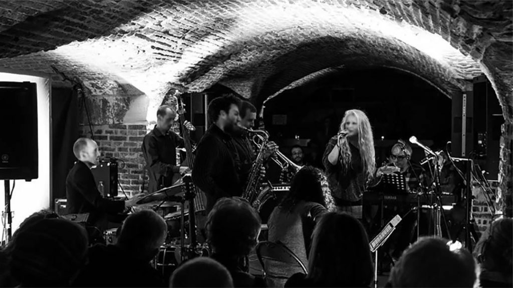 Jazz à Louviers ! Le Moulin et l’association Arte&Art invitent des musiciens professionnels à jouer ensemble, et à partager leur musique avec des amateurs.