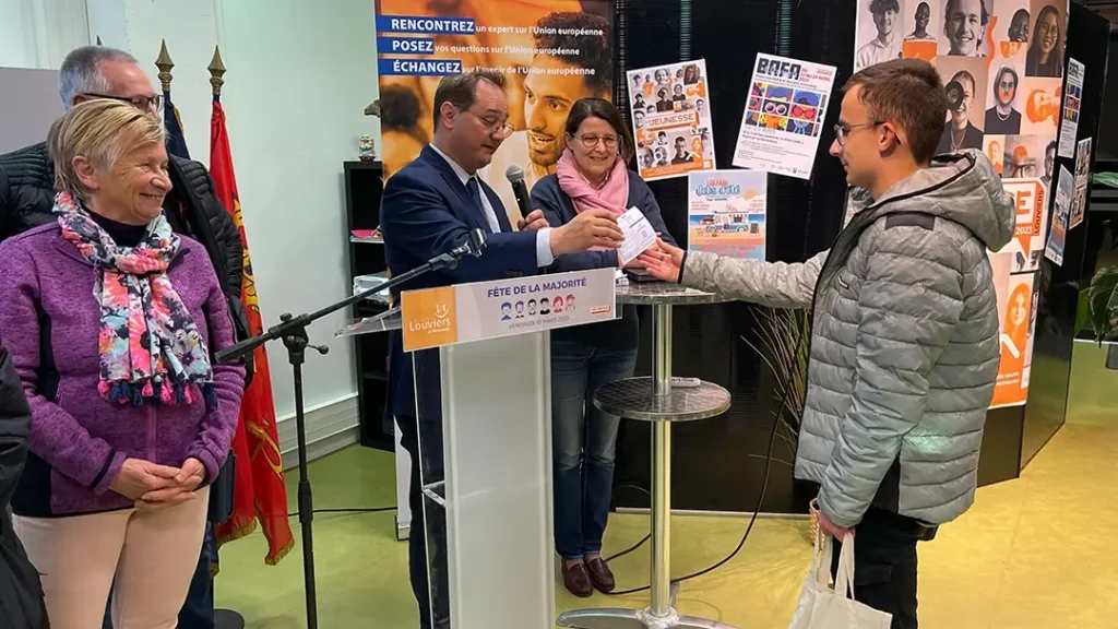 Remise de la carte d'électeur