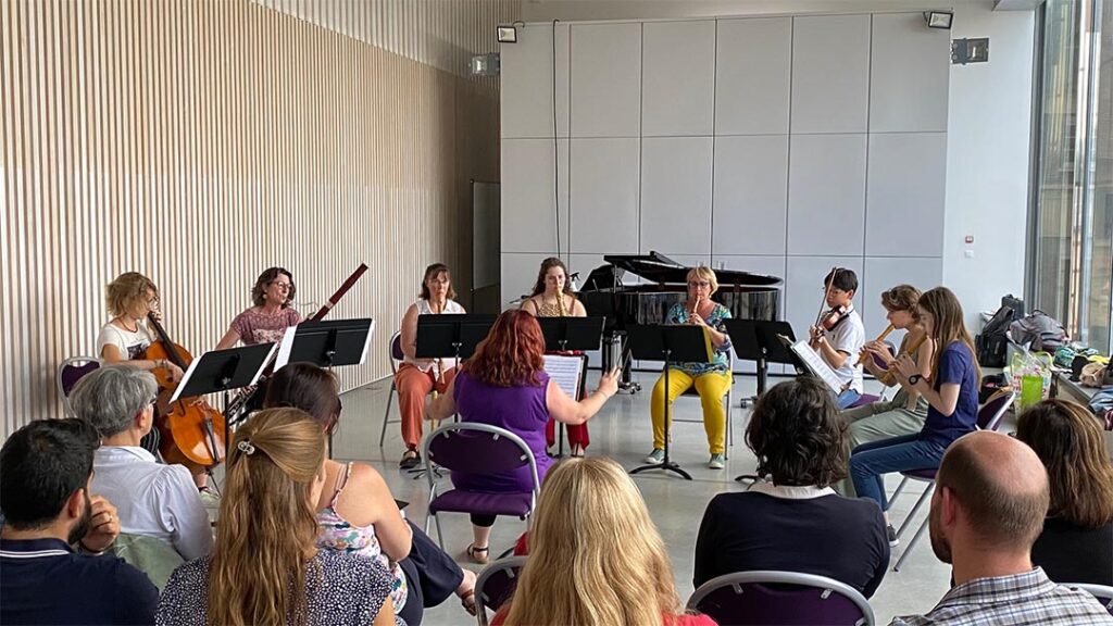Tous en Scène ! Tous les mois, l’École de musique et de théâtre organise des concerts dans son superbe auditorium. Ces moments pédagogiques et artistiques permettent aux élèves de venir se produire de manière régulière, quelle que soit leur pratique. Ils sont ouverts à tous, élèves, parents, curieux, passants.