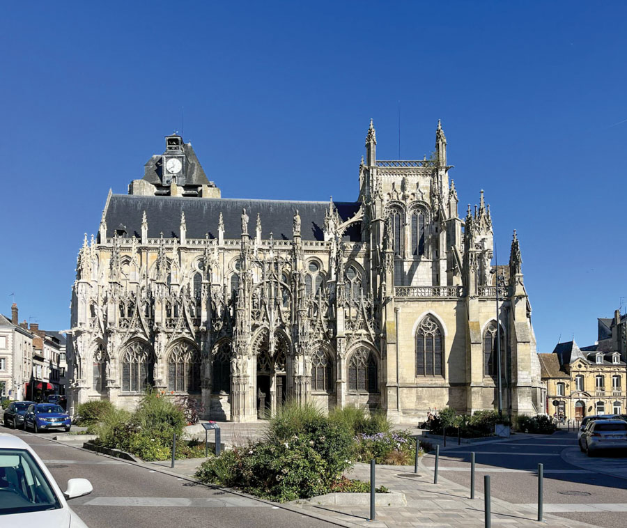 Parvis de l'église Notre-Dame