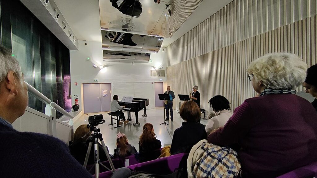Tous en Scène ! Tous les mois, l’École de musique et de théâtre organise des concerts dans son superbe auditorium. Ces moments pédagogiques et artistiques permettent aux élèves de venir se produire de manière régulière, quelle que soit leur pratique. Ils sont ouverts à tous, élèves, parents, curieux, passants.