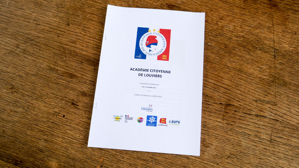 Carnet de bord remis aux jeunes académiciens.