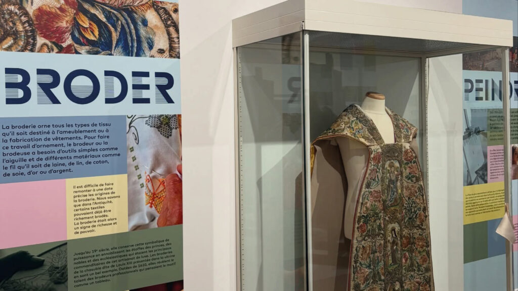 Dimanche au Musée. Au programme : une visite commentée de l’exposition temporaire (15h – sur inscription), des visites parallèles avec un médiateur culturel qui déambule dans les salles pour renseigner les visiteurs en quête de savoir.