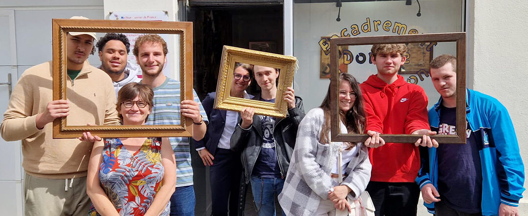 Académiciens qui posent derrière des cadres