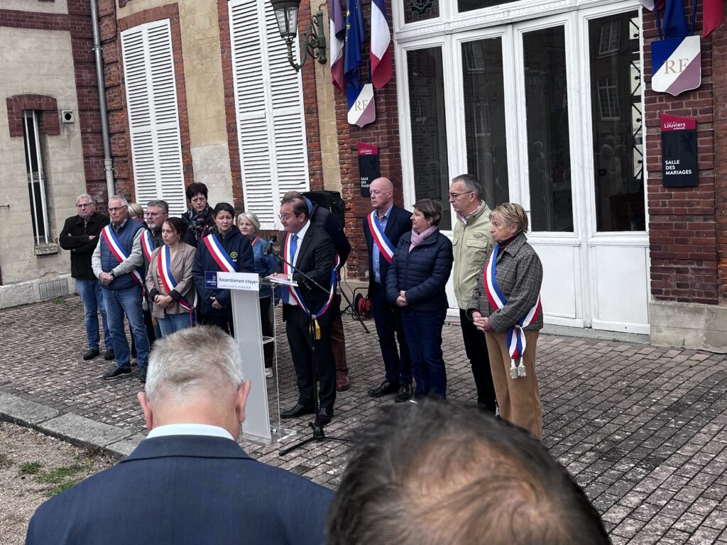 Prise de parole de M. le Maire entouré d'élus du conseil municipal