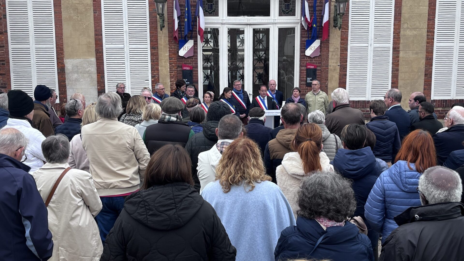 Rassemblement républicain devant la maire de Louviers