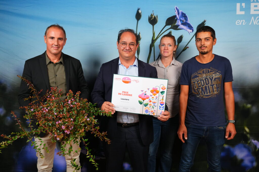 François-Xavier PRIOLLAUD, Maire de Louviers, et Axel PIVOT, conseiller municipal délégué à la végétalisation des espaces publics, accompagnés de Jeremy DEVISME et Mathilde COCATRIX, agents du service municipal des espaces verts lors de la soirée de remise des Prix des Villes et villages fleuris, le 15 octobre 2026 au domaine d’Harcourt. (Photo © Département de l'Eure)